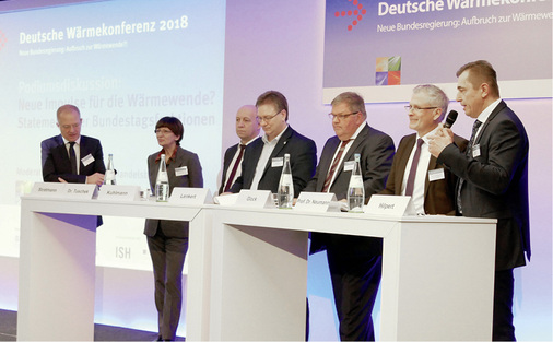 
In einer Podiumsdiskussion stellte ZVSHK-Vizepräsident Michael Hilpert (rechts) klar, dass das SHK-Handwerk genügend Fachkräfte für erforderliche Aufgaben hat.



