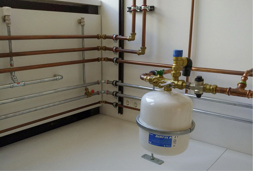 <p>
Ausdehnungsgefäße in Trinkwasserleitungen sollen dem Druck bei Erwärmung des Warmwasserspeichers entgegenwirken.
</p>

<p>
</p> - © Flamco

