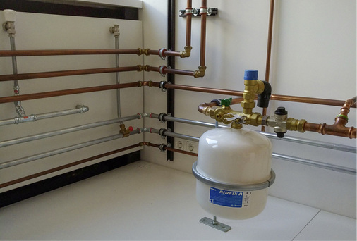 
Ausdehnungsgefäße in Trinkwasserleitungen sollen dem Druck bei Erwärmung des Warmwasserspeichers entgegenwirken.



