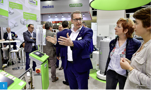 
1 Ganz klar: Der persönliche Kontakt wie hier am Stand von Reflex ist durch nichts zu ersetzen.



