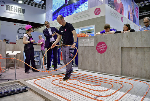 



So geht das: Das Messeprogramm wurde mit Live-Vorführungen wie bei Rehau anschaulich angereichert. 
