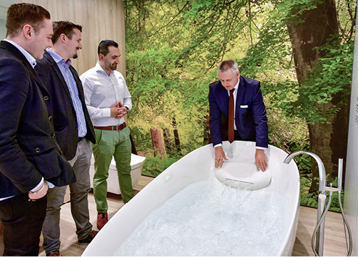 
Entspannung, nicht nur für den Nacken: Toto zeigte auf der IFH/Intherm mit „Flotation Tub“ ein neues Badewannenkonzept aus Japan. 



