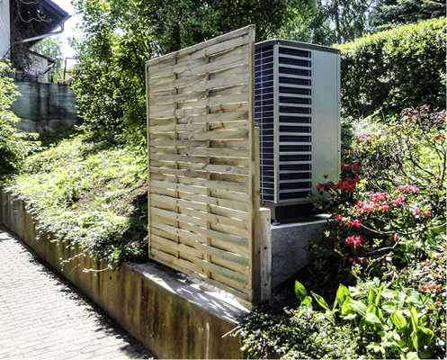 



Luftwärmepumpen sind bei Modernisierungsprojekten gefragt, weil sie ohne großen logistischen Aufwand aufgebaut werden können. Die Außenanlagen integrieren sich problemlos in die Gartenanlage.
