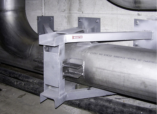 
Festpunkt Typ B für sehr hohe Kräfte an einem Edelstahlrohr: Hier werden Druckstücke paarweise an das Rohr so angeschweißt, dass die Konsole Bewegungen in axialer Richtung verhindert. Zwischen Druckstück und Konsole befindet sich ein Schalldämmelement.



