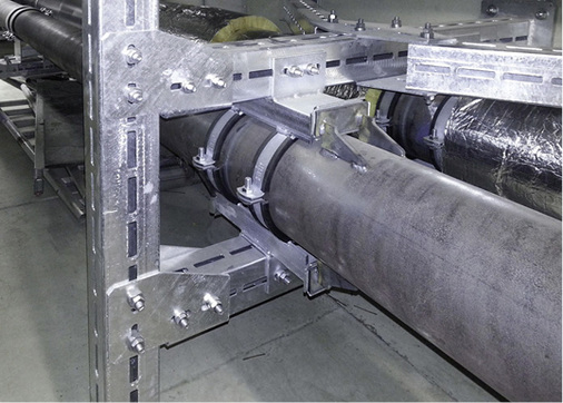 



Ein weiteres Beispiel für einen Festpunkt Typ B an einem Stahlrohr: Hier sind die Druckstücke jeweils auf der gegenüberliegenden Seite des Rohrs angeschweißt. Für die Einleitung großer Kräfte in die Wand ist die Montageschiene zusätzlich mit Abstrebungen gesichert.
