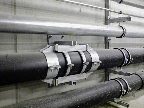 
Wenn keine Druckstücke angeschweißt werden dürfen, weil die Rohrleitung zu dünn oder wie hier aus Kunststoff ist, kommen Festpunkte mit Klemmverbindungen zum Einsatz. Die übertragbaren Kräfte sind hier nicht so hoch.



