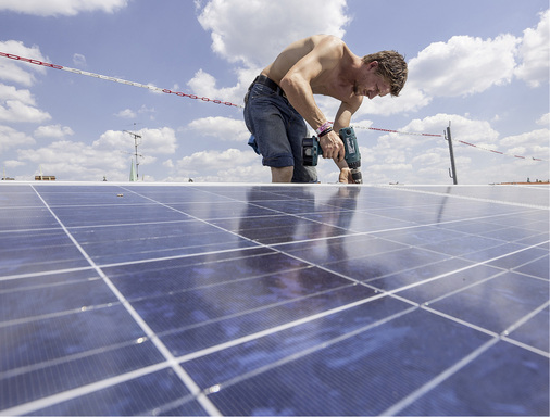 

Das sieht zünftig aus, ist aber mehr als ein kleiner Fauxpas. Arbeiten mit freiem Oberkörper und ohne Kopfbedeckung in praller Sonne sind gesundheitsgefährdend.





