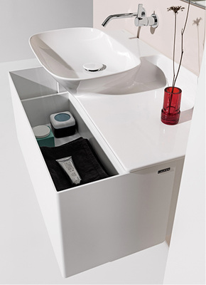 <p>
Mit dünnwandiger Keramik können Waschtische auf ganz neue Art gestaltet werden: Der Waschtisch Ino deckt mit seiner integrierten Ablage und hochgezogenen Rückwand das Unterbaumöbel ab, ohne klobig zu wirken.
</p>
<p>
</p> - © Laufen
 
Mit dünnwandiger Keramik können Waschtische auf ganz neue Art gestaltet werden: Der Waschtisch Ino deckt mit seiner integrierten Ablage und hochgezogenen Rückwand das Unterbaumöbel ab, ohne klobig zu wirken.