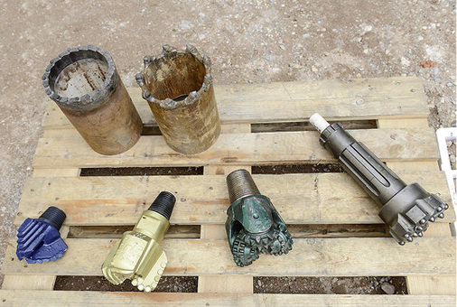 
Auch auf den geeigneten (Bohr-)„Kopf“ kommt es an: Erdwärmesondenanlagen sind komplexe Systeme, die aus mehreren Komponenten bestehen, die gut aufeinander abgestimmt werden müssen. Dafür sind sorgfältige Planung und fachgerechte technische Ausführung unverzichtbar.



