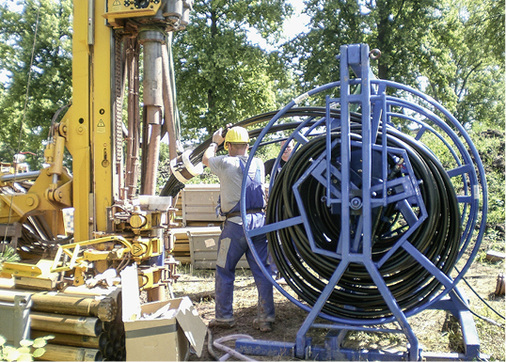 
Der Einbau einer Erdwärmesonde in das Bohrloch erfolgt ohne (besonderen) Kraftaufwand über eine geeignete Vorrichtung, z. B. mittels einer Haspel.




