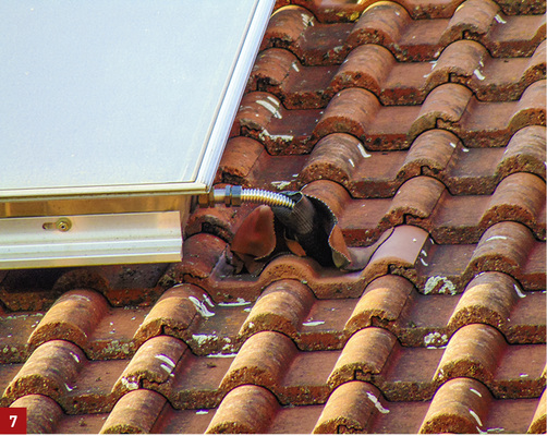 



Wie die hier gezeigte Anlage mit ungedämmtem Kollektoranschluss genügt die Mehrzahl der Anlagen nicht den gesetzlichen Anforderungen an die Dämmung von Leitungen und Armaturen gemäß EnEV.
