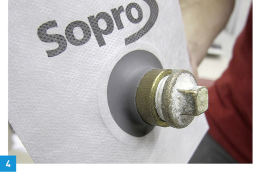 
Die Gummizone der Manschette legt sich fest um das Rohr und lässt noch Bewegungen des Rohres zu.



