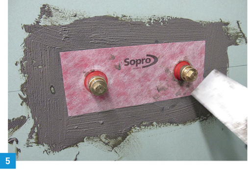 
Eindichten von Rohren für Wasserhähne und Aufputzarmaturen mittels Sopro-Dichtmanschetten.



