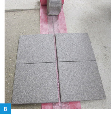 
Das Schnittschutzband verhindert ein Durchtrennen der Abdichtung beim Austausch des Silikons.



