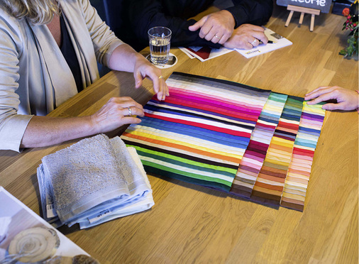 



Stilberatung ist ein wachsender Geschäftsbereich. Wer ein Gespür für Farben, Formen und Designs hat, kann auf individuelle Kundenwünsche reagieren.
