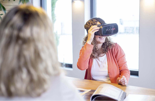 
Durch die Virtual-Reality-Brille rückt das neue Badezimmer in greifbare Nähe. Liebevolle Details machen den Raum lebendig.



