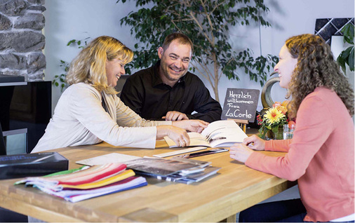 
Mit ihrer herzlichen Art sorgen Stefanie und Wolfgang Wurster für eine lockere Stimmung im Beratungsgespräch. Denn: Der Kunde soll sich wohlfühlen.



