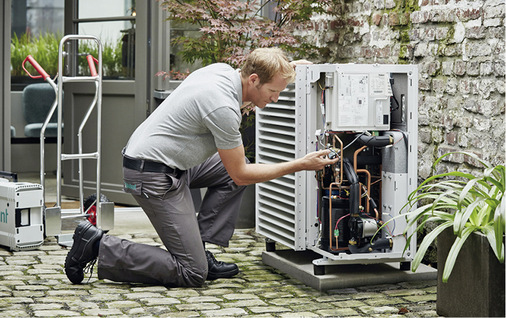 

Wärmepumpen in Form von Splitgeräten unterscheiden sich vor allen Dingen durch das Medium in den Leitungen, das zwischen Außen- und Innengeräten zirkuliert. 





