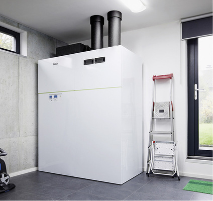 
Bei Wärmepumpen-Komplettgeräten ist es sehr günstig, wenn sich (nach der Installation) alle Wartungsarbeiten von vorne ausführen lassen. Denn dann lässt sich der Platz an der freien Seite nutzen.



