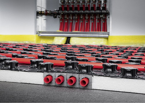 
Beim Fonterra-System sind die Zuleitungen in die Tackerplatte eingebettet. Der Heizkreis auf der Noppenplatte ist separat regelbar, sodass auch der Flur EnEV-gerecht beheizt werden kann.



