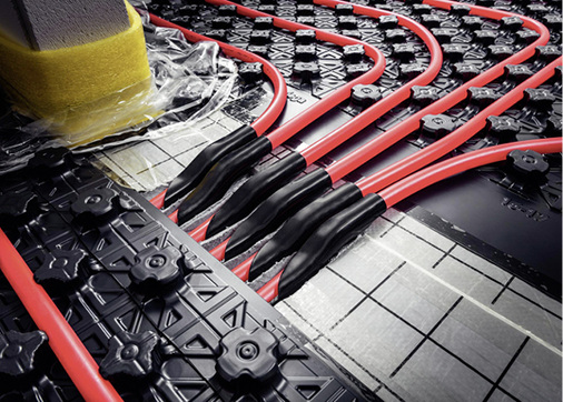 
Bei Türdurchgängen ermöglichen Rohrdurchführungsbögen und selbstklebende Abdichtungsstreifen eine sichere Abdichtung gegen Schall und Estrichwasser.



