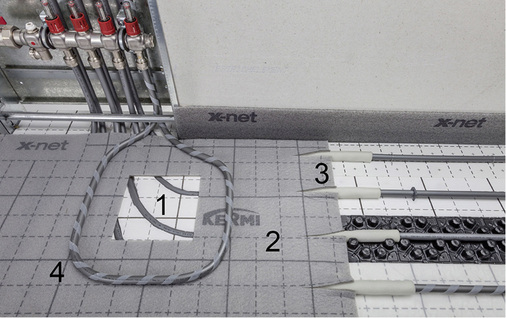 <p>
Das Verbindungssystem x-net connect ermöglicht einen effizienten und kontrollierten Heizbetrieb, indem es die Heizwärme vor dem Fußbodenheizungsverteiler gezielt unter dem Estrich durchleitet.
</p>

<p>
1 Zweiseitig kaschierte EPS-Systemplatte x-net connect base mit eingeschnittenen Zuleitungen
</p>

<p>
2 Systemplatte x-net connect cover
</p>

<p>
3 Übergangsbereich der durchlaufenden Zuleitungen von unten auf die verschiedenen x-net-Systeme 
</p>

<p>
4 Separat ausgebildeter Heizkreis mit Klettrohr in der Ebene über den durchlaufenden Zuleitungen – einzeln zu regeln und damit EnEV-konform.
</p>

<p>
</p> - © Kermi


