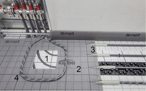 
Das Verbindungssystem x-net connect ermöglicht einen effizienten und kontrollierten Heizbetrieb, indem es die Heizwärme vor dem Fußbodenheizungsverteiler gezielt unter dem Estrich durchleitet.



1 Zweiseitig kaschierte EPS-Systemplatte x-net connect base mit eingeschnittenen Zuleitungen



2 Systemplatte x-net connect cover



3 Übergangsbereich der durchlaufenden Zuleitungen von unten auf die verschiedenen x-net-Systeme 



4 Separat ausgebildeter Heizkreis mit Klettrohr in der Ebene über den durchlaufenden Zuleitungen – einzeln zu regeln und damit EnEV-konform.



