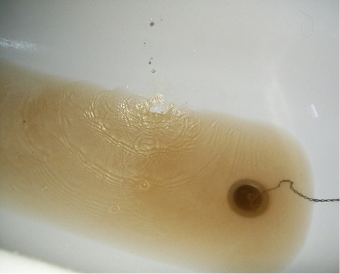 



Deutliche Wasserverfärbung aufgrund von Korrosion beeinflusst die Trinkwasserqualität negativ.
