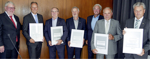 



Ehrungen für langjähriges Mitwirken in der Verbandsorganisation (v.l.): ZVSHK-Präsident Friedrich Budde zeichnete Hans Joachim Hering, Fritz Koch, Günther Beer, Eckhart Denker, Jürgen Jakob sowie Manfred Stather aus.
