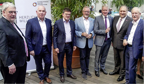 
Funktionäre (v.l.): Friedrich Budde, Andreas Müller, Helmut Bramann (alle ZVSHK), Karl-Heinz Schneider (Dachdecker), Holger Schwannecke, Hans Peter Wollseifer (beide ZDH), Lothar Hellmann (Elektro).



