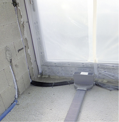 
Die Flachrohre vom Typ Zehnder ComfoTube flat 51 sind nur 51 Millimeter hoch und wurden auf dem Rohboden in der Dämmschicht oder in den Wänden verlegt. Dank der besonders glatten Innenhaut Clinside werden Schmutzablagerungen im System vermieden.



