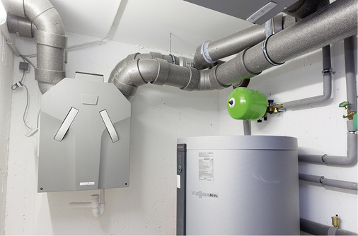 
Die größere Wohneinheit von 190 m² wird durch ein zentrales Lüftungsgerät vom Typ Zehnder ComfoAir 350 versorgt. Es ist in der Lage, bis zu 95 % der Wärme der Abluft auf die Zuluft zu übertragen, was die Heizkosten minimiert.
