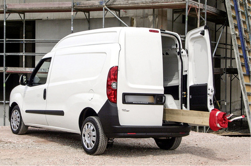 
Top-Wert fürs Volumen: Der Fiat Doblò mit Hochdach erreicht 5 m³ im Laderaum und kommt dank schmaler rechter Flügeltür auch mit Langgut klar.



