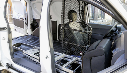 
Geschwenktes Trenngitter: Bei abgesenktem bzw. geklapptem Beifahrersitz passt eine etwa 1 m längere Fracht hinein – hier der Dacia Dokker.



