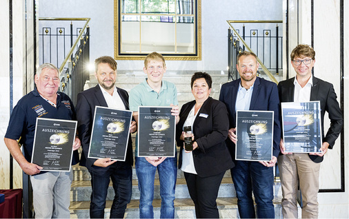 



Ausgezeichnete Unternehmer, Teil 2: Zum ersten Mal wurde der Meister der Elemente-Award vergeben: für nachhaltige Kundenprojekte, vorbildliche Auftritte als Markenunternehmen und für die besondere Förderung von Mitarbeitern und Azubis.
