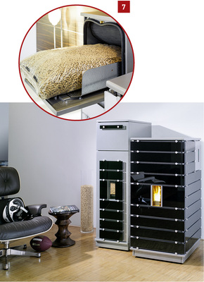 
Der links am Wasser führenden Pelletofen zusätzlich angedockte Vorratsbehälter (Fassungsvermögen: ca. 150 kg Pellets) ermöglicht den Hausbewohnern eine verlängerte automatische Betriebsweise. Eine spezielle Pelletsackauflage sorgt für ein komfortables Nachfüllen.



