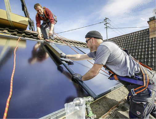 <p>
</p>

<p>
Wichtig ist auch zu prüfen, wie gut sich die Solarleitung verlegen lässt. Oft wird der Weg zwischen den Kollektoren auf dem Dach und dem Speicher im Heizungskeller unterschätzt.
</p> - © www.co2online.de

