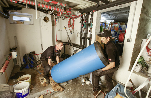 <p>
</p>

<p>
Für die Speichereinbringung müssen Türen oder Fenster breit genug sein. Wichtig ist auch, auf die Kippmaße des Speichers und die Höhe des Aufstellorts zu achten.
</p> - © www.co2online.de

