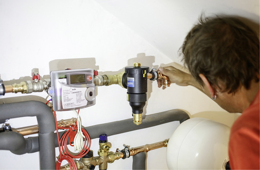 



Damit später das Monitoring der Solarwärmeanlage gelingt, muss der Einbau eines Wärmemengenzählers und eines Warmwasserzählers mitgeplant werden.
