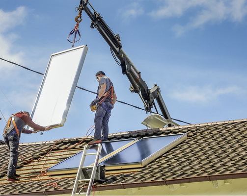 <p>
Manchmal lassen sich Solarkollektoren nicht bei der Heizungserneuerung installieren, sondern erst später: nach bzw. während einer Dachsanierung.
</p>

<p>
</p> - © www.co2online.de

