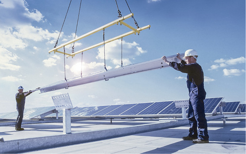 <p>
</p>

<p>
Vor der Installation der Photovoltaikanlage ist u. a. zu prüfen, ob das Dach für die zusätzliche Last geeignet ist.
</p> - © Goldbeck Solar

