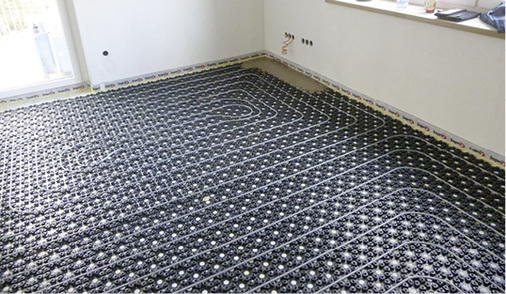 
Nach dem Einbau des Kermi-x-net-C15-Dünnschichtsystems erfolgte der Verguss der Flächen mit Sopro FS 15 plus 550.



