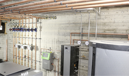 



Blick in die Heizzentrale: Blockheizkraftwerk mit 5 kW elektrischer und 20 kW thermischer Leistung sowie einem Gas-Brennwertgerät mit Solarunterstützung.
