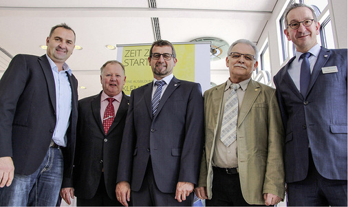 
Der Fachverband-Vorsitzende Joachim Butz (2. v. li.) und Hauptgeschäftsführer Wolfgang Becker (re.) arbeiten zukünftig mit einer neu zusammengesetzten Führungsriege zusammen: Alfred Keller (li.), Bernd Simon (Mitte) und Wolfgang Friedrich (2. v. re.) engagieren sich ehrenamtlich als stellvertretende Vorsitzende.



Bild: FV SHK BW
