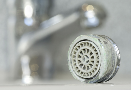 



Hier ist die Härte des Leitungswassers sichtbar geworden. Der Kalk hat sich am Strahlregler angesetzt.
