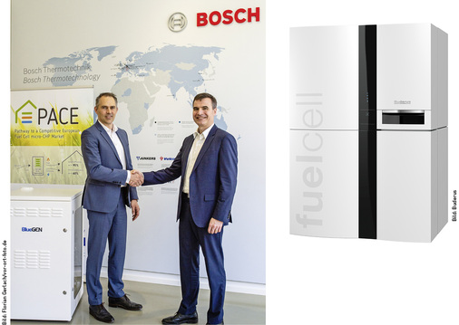 <p>
Handschlag mit doppelter Konsequenz: Oliver Koukal, Senior Vice President bei Bosch Thermotechnik, und Alberto Ravagni, CEO der Solidpower S.p.A., besiegeln ihre Kooperation. Ab dem vierten Quartal 2018 wird der Bluegen in Deutschland auch über Buderus vertrieben. Damit verabschiedet sich Bosch Thermotechnik von der Produktion seines eigenen SOFC-Brennstoffzellen-Heizgeräts.
</p>