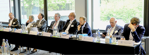 
Am 5. Juni 2018 fand die turnusgemäße Mitgliederversammlung der Arge Neue Medien statt – diesmal in Düsseldorf mit 109 Teilnehmern. Im Bild: der Vorstandstisch.



