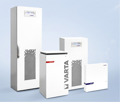 



Viele Hersteller von Lithium-Ionen-Batteriespeichern bieten zum einen unterschiedlich große Speicher an, wodurch sich u. a. auch die örtlichen Platzverhältnisse berücksichtigen lassen. Außerdem gibt es modular aufgebaute Modelle, deren Kapazitäten sich bei Bedarf problemlos erweitern lassen.
