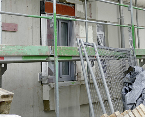 
Durch hocheffiziente Fenstersystemtechnik mit standardisierten Einbaurahmen und Abdichtungssystemen können die Kosten für Baustellenlogistik und Montage signifikant gesenkt werden. 



