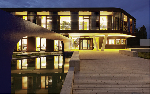 
Im gesamten Freistaat Bayern sowie in München selbst gibt es zahlreiche beeindruckende Projekte des klimafreundlichen Bauens, darunter das Verwaltungsgebäude des Abwasserzweckverbandes Eitting.



